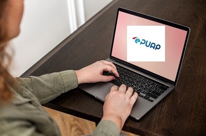 Osoba pisząca na laptopie do platformy e-puap