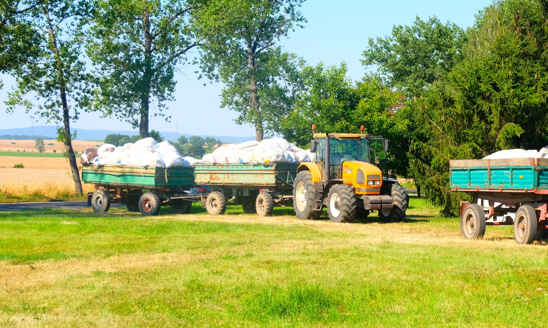 Traktor z folią rolniczą