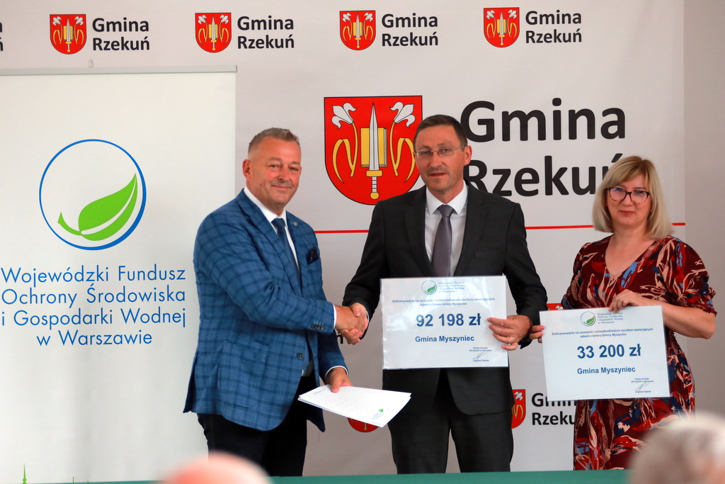 Burmistrz Myszyńca odbiera podpisany czek