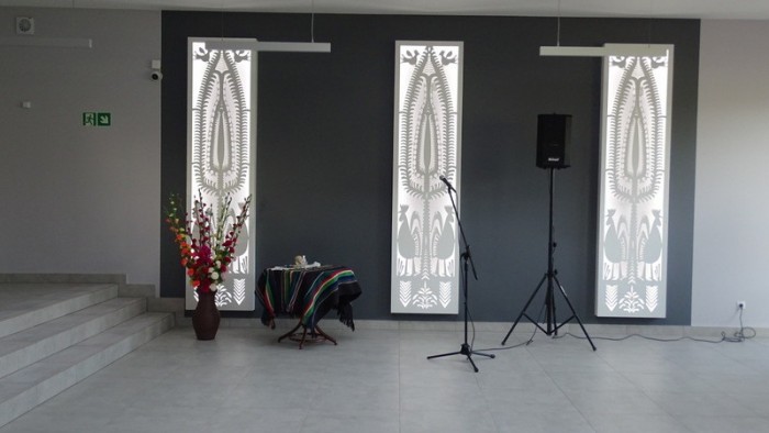 Zdjęcie holu kina. W tle wycinanki