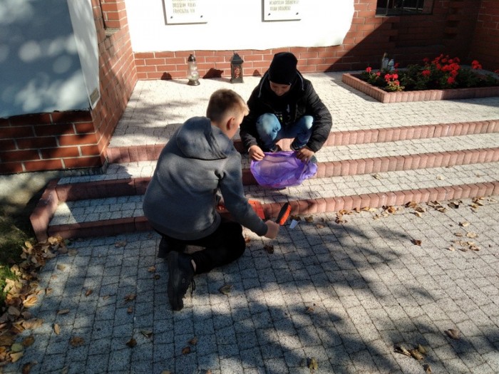 Dzieci sprzątające pomnik