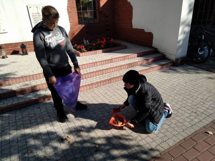 Dzieci sprzątające pomnik
