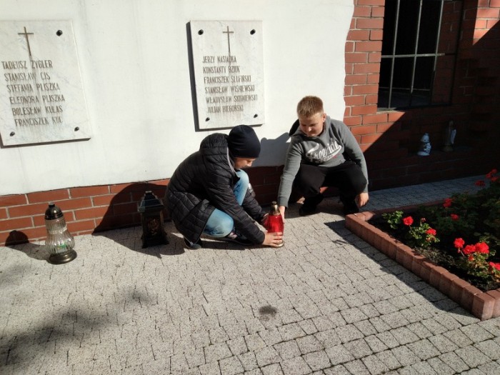 Dzieci sprzątające pomnik