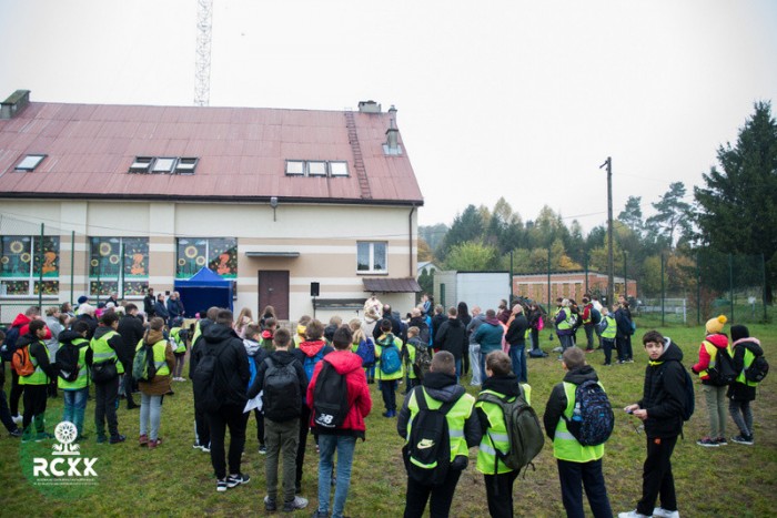 Rajd Szlakami Barci Kurpiowskich - dzieci na tle budynku