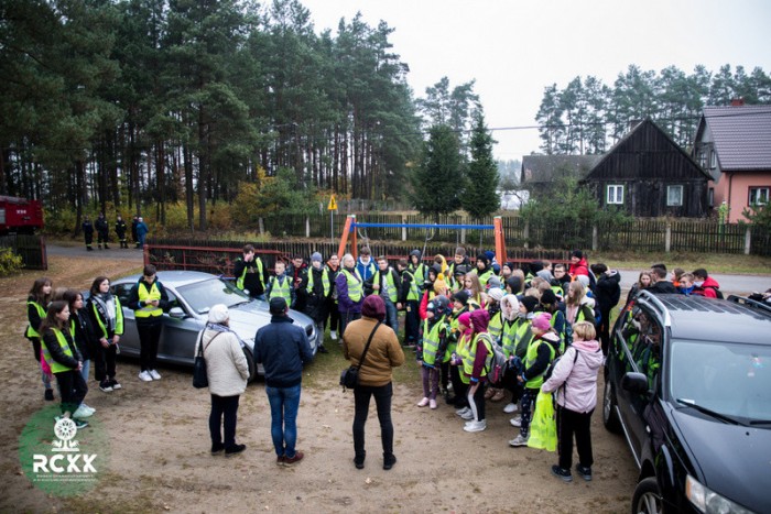 Rajd Szlakami Barci Kurpiowskich - dzieci biorące udział w rajdzie